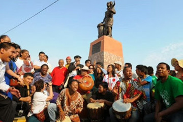 Opening, to the sound of drums, of the "Monument to Freedom of Slaves in America" in Zaña, Peru